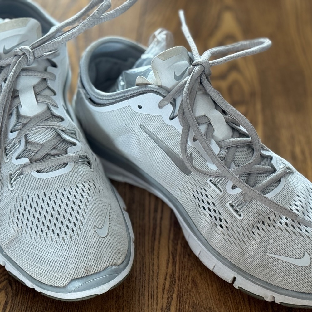 NIKE Athletic Sneaker